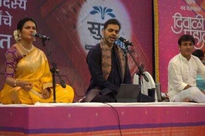 Priyanka Barve, Rahul Deshpande and Sankarshan Karhade during the Diwali Pahaat event organized by Sugee Parivaar on Narak Chaturdashi at Dadar beach